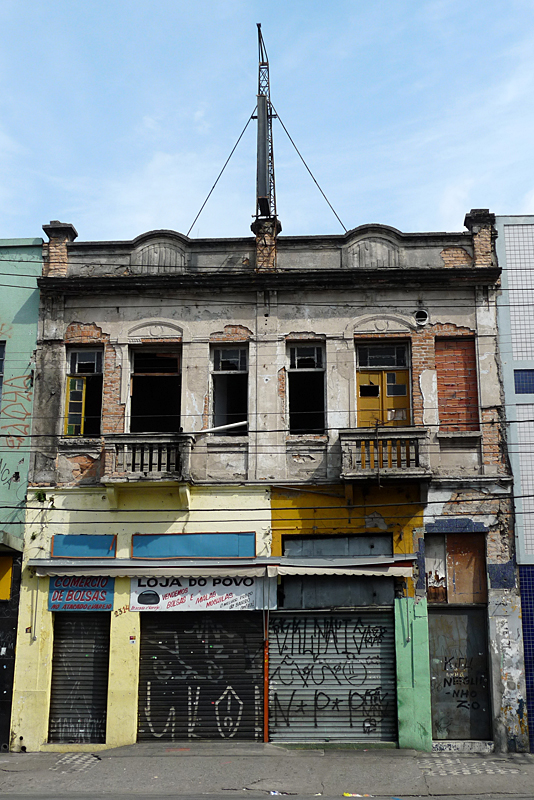O sobrado está bastante deteriorado.