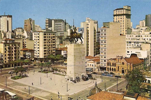 A Praça Princesa Isabel e o monumento na década de 60 (clique para ampliar)